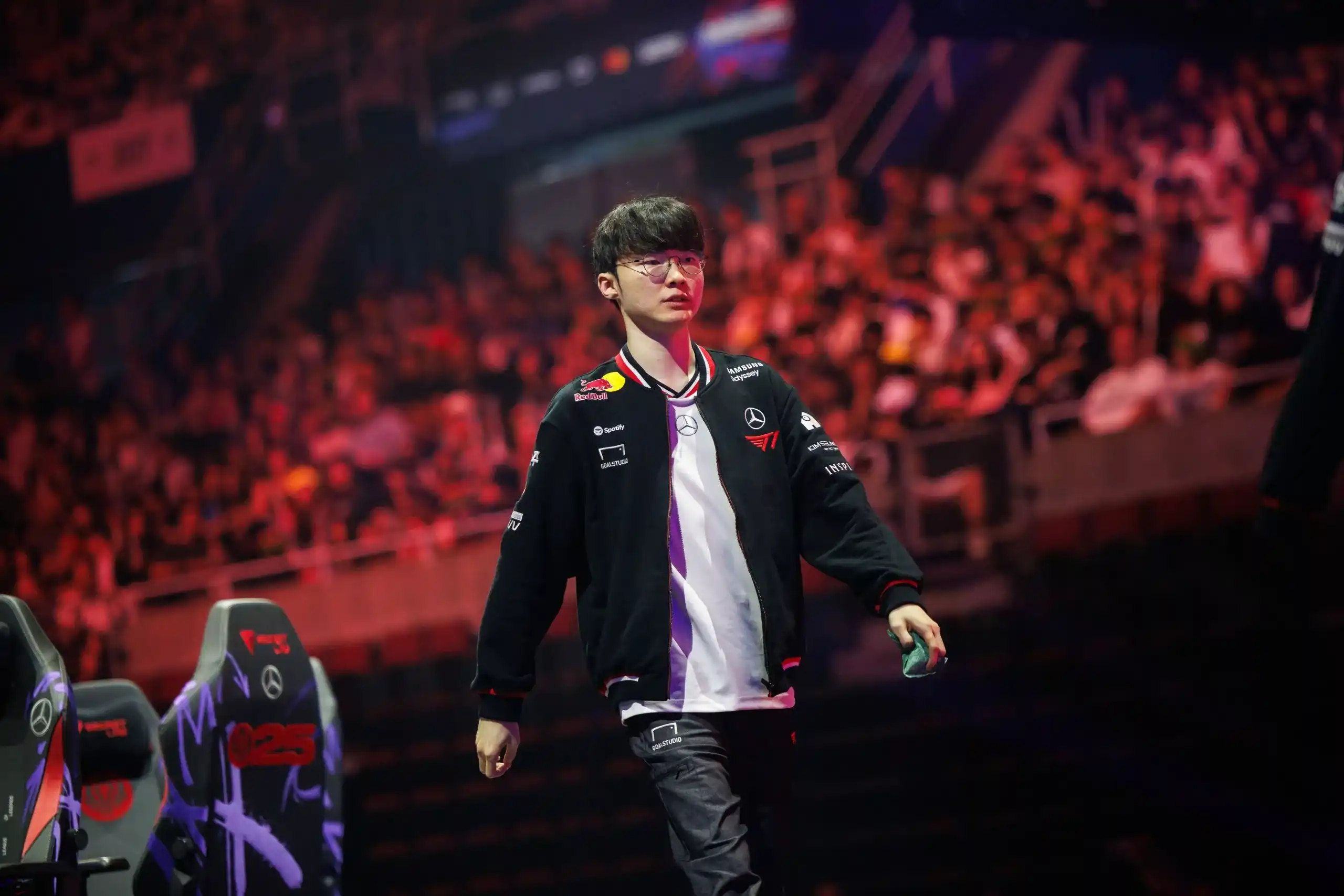 T1 přehráli Invictus Gaming a míří dál – drama v play-in Worlds 2025