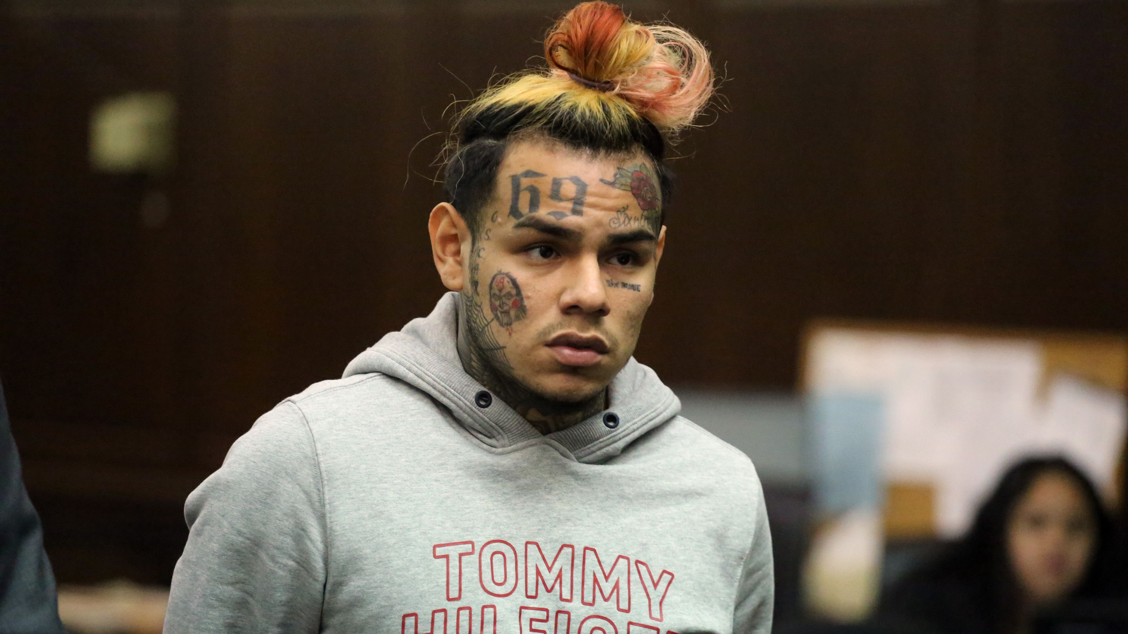 Snitches get stitches. 6ix9ine jde na tři měsíce do vězení